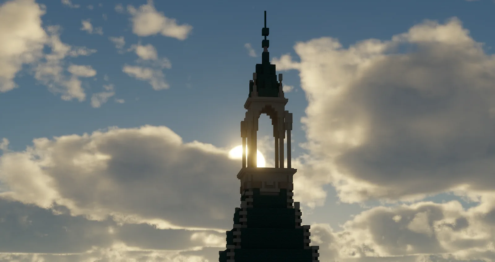 Flèche gothique sombre à contre-jour dans un ciel nuageux