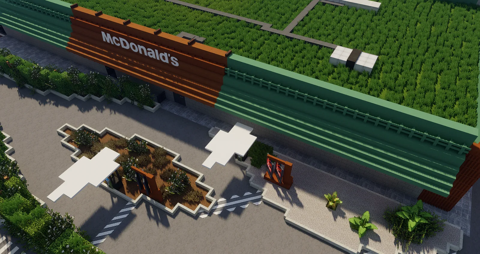 McDonald's vu du ciel, parking et enseigne rouge sur un talus vert